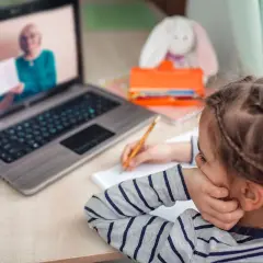 Czy szkoła w chmurze jest legalna? Sprawdź, co mówią przepisy i eksperci