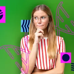Młoda kobieta w okularach zamyślona na zielonym tle z geometrycznymi wzorami.
