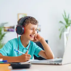 Czy uczniowie w szkole w chmurze mają obowiązkowe lekcje? Oto prawda