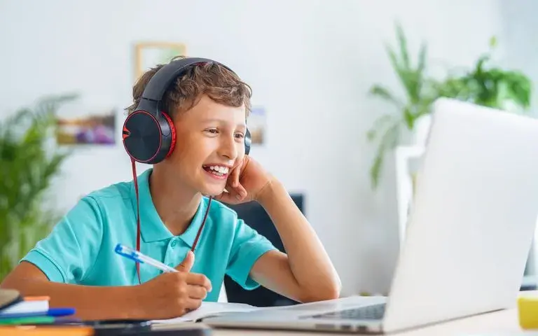Czy w szkole w chmurze są obowiązkowe lekcje? Oto prawda o nauce
