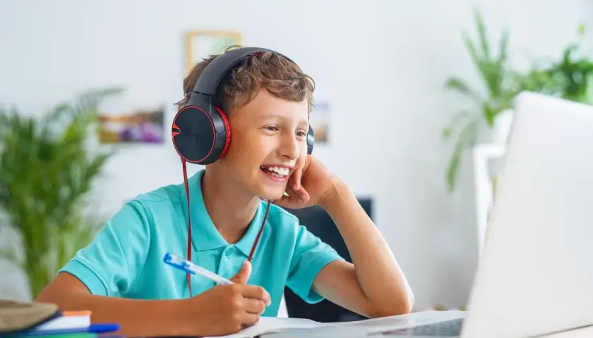 Czy uczniowie w szkole w chmurze mają obowiązkowe lekcje? Oto prawda
