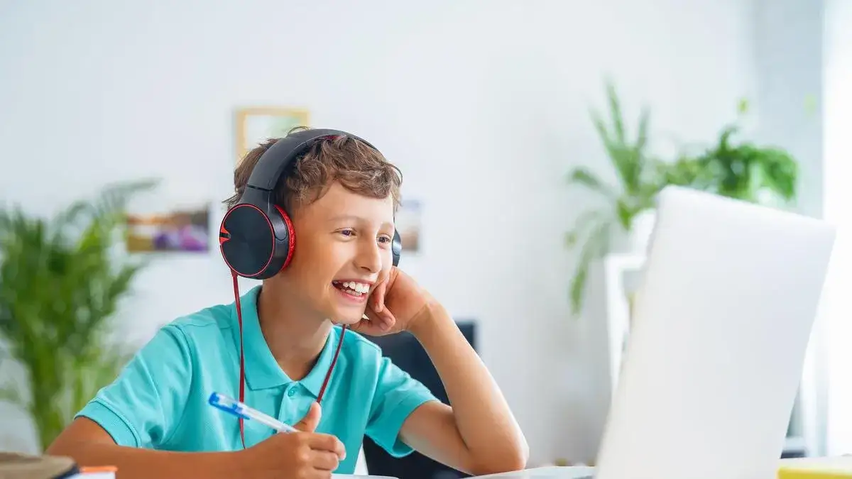 Zdjęcie Czy w szkole w chmurze jest WF? Jak wyglądają zajęcia wychowania fizycznego online?